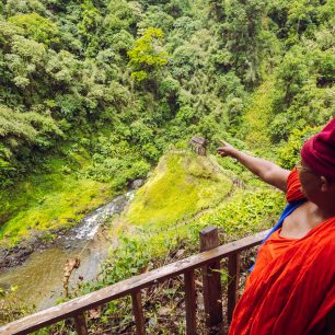 Mniši také rádi obdivují místní krásy, Bolavenská plošina, Laos