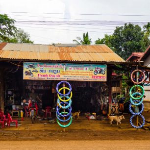 Opravny kol jsou opravdu na každém kroku, Bolavenská plošina, Laos
