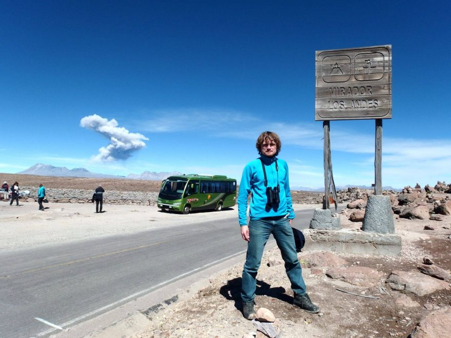 Mirador Los Andes v Peru  a aktivní sopka v pozadí