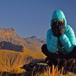 Péřová bunda Cumulus Incredilite Endurance a rukavice Montane Prism Glove