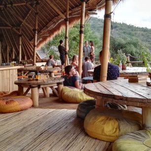 Jóga shaly jsou často otevřené, bambusové, s překrásnými výhledy, Bali, Indonésie