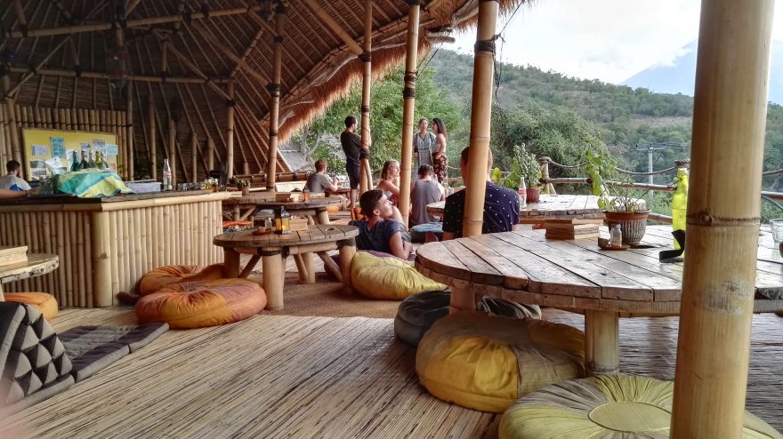 Jóga shaly jsou často otevřené, bambusové, s překrásnými výhledy, Bali, Indonésie