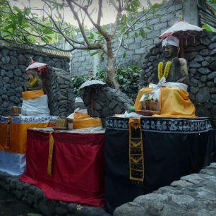 Vstup do chrámu ve Wayanově resortu, Bali Indonésie