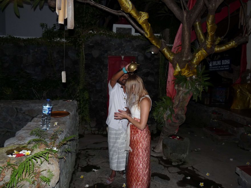 Závěrečné polévání posvěcenou vodou po ukončení léčebné ceremonie