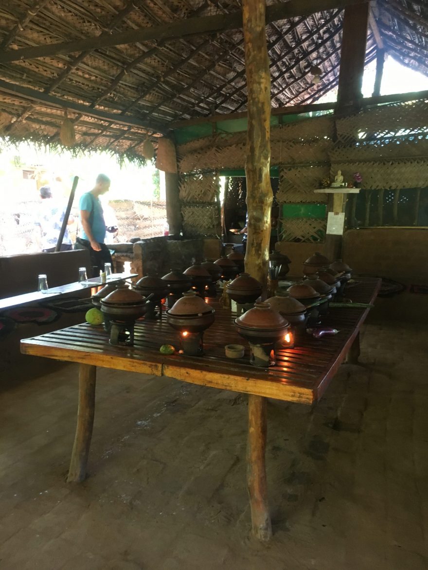 Restaurace u místních mezi rýžovými poli, Srí Lanka