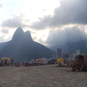 Mezi plážemi Ipanema a Leblon s výhledem na skálu Dvou Bratří, Rio de Janeiro
