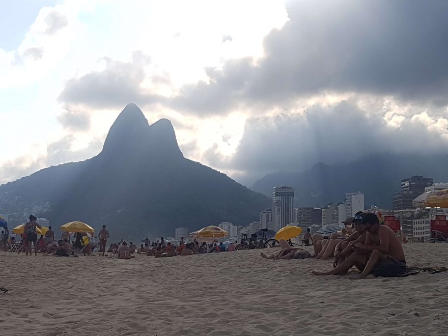Mezi plážemi Ipanema a Leblon s výhledem na skálu Dvou Bratří, Rio de Janeiro
