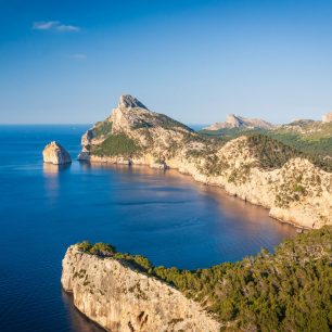 Cap de Formentor ostře vybíhá do moře, Mallorca