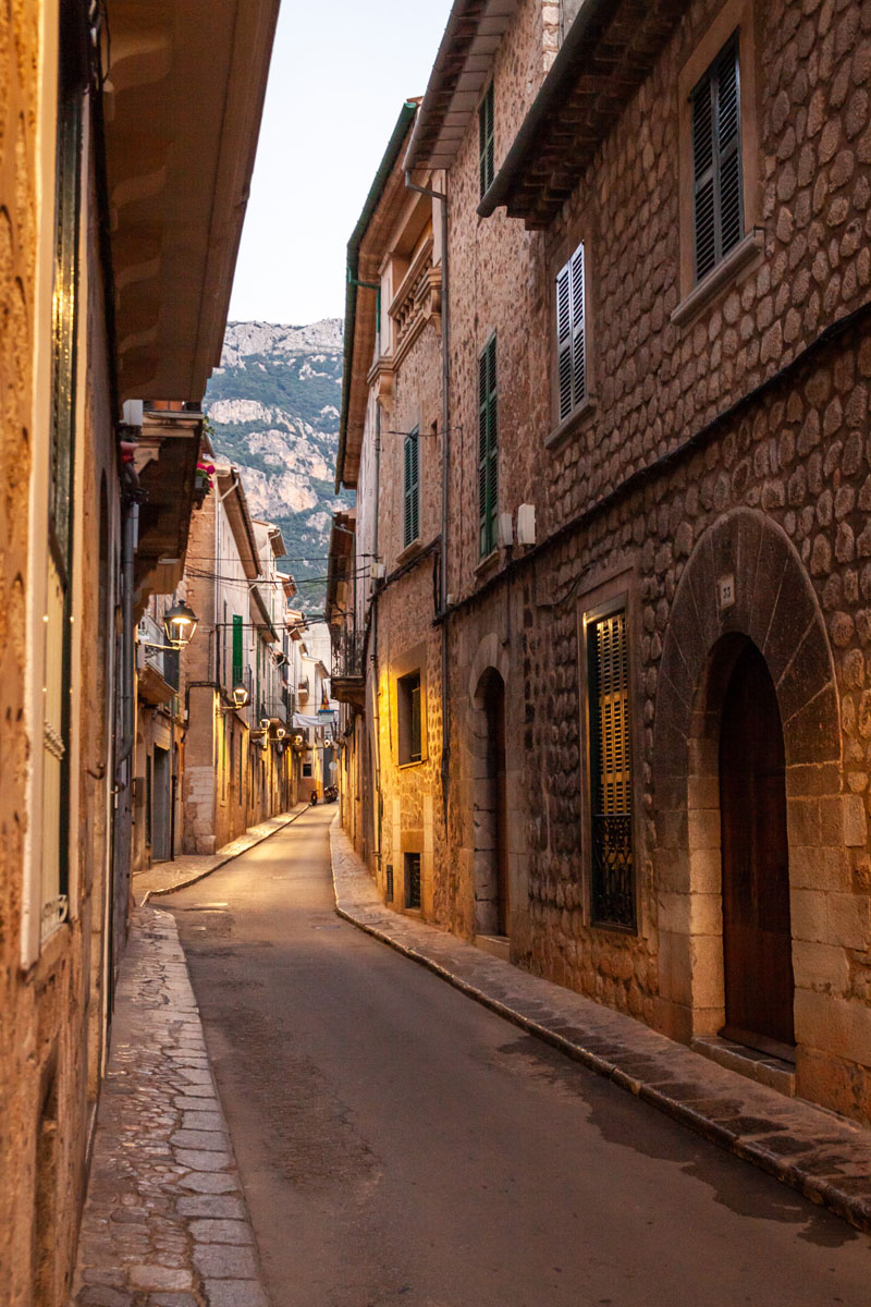 Městečko Sóller v podvečer, Mallorca