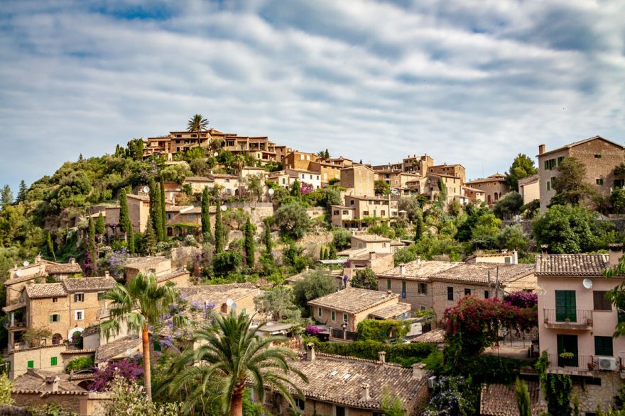 Pohled na městečko Deià, Mallorca