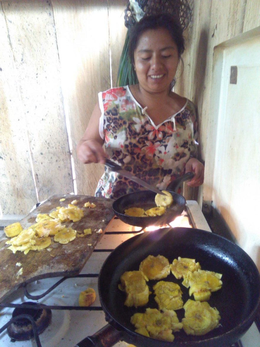 Domorodá dívka smaží takzvané patacones