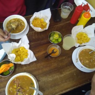 Encebollado - tradiční polévka z pacifického pobřeží