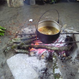 Ohniště v domorodé kuchyni
