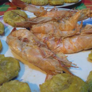 Patacones a čerstvě vylovené a připravené krevety