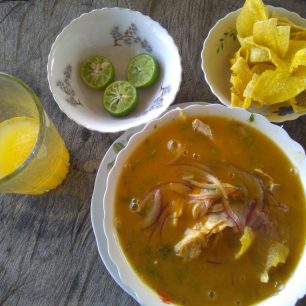 Polévka encebollado, chifles z plantejnu, citrón a limonáda