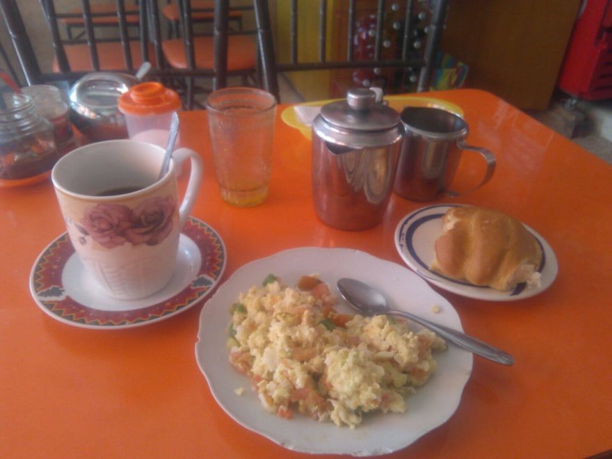 Typická snídaně z And - míchaná vajíčka, kafe a houska