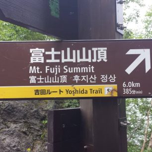 Cedule a ukazatele jsou i v angličtině, hora Fudži, Japonsko