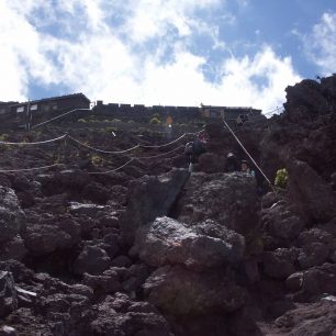 Kamenité úseky mohou představovat výzvu, hora Fudži, Japonsko