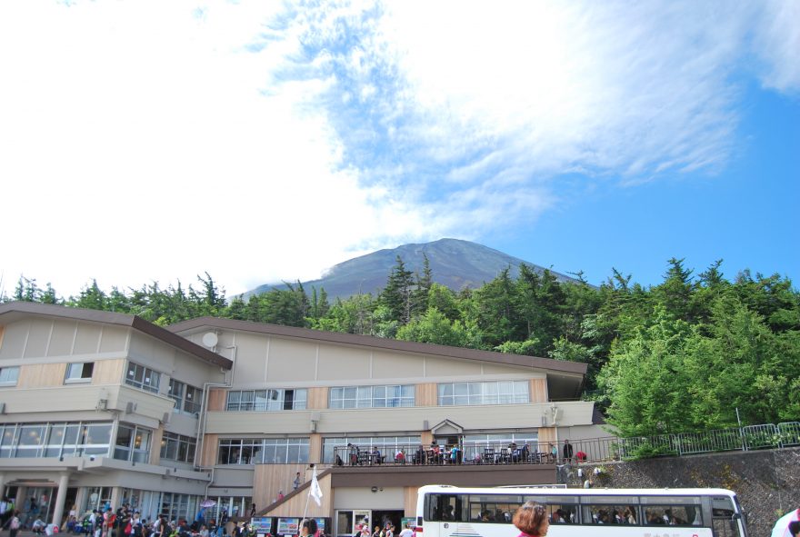 Pohled na vrchol z páté stanice, hora Fudži, Japonsko