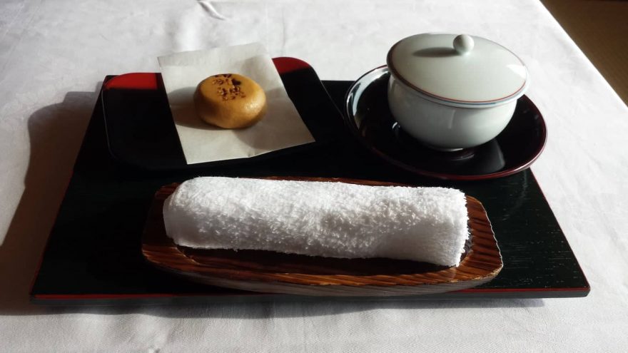 Teplý ručníček tradičně slouží k očistě před jídlem, Japonsko