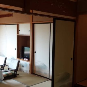 Tradiční japonská tatami místnost navozuje dojem starých časů, Japonsko