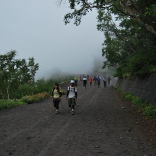 Určitou část výšlapu můžete strávit v úrovni mraků, hora Fudži, Japonsko