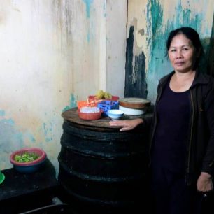 Majitelka domácí výroby rybí omáčky ve Vietnamu