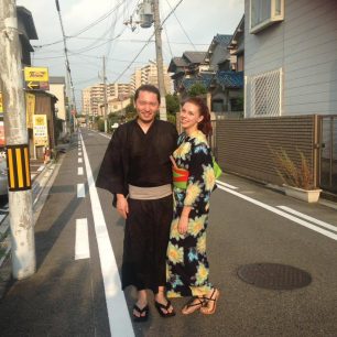 Pavla se svým manželem v pestrobarevném letním kimonu zvaném jukata, Japonsko