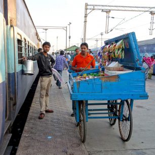 Prodejci občerstvení ve vlakových nádražích v Indii