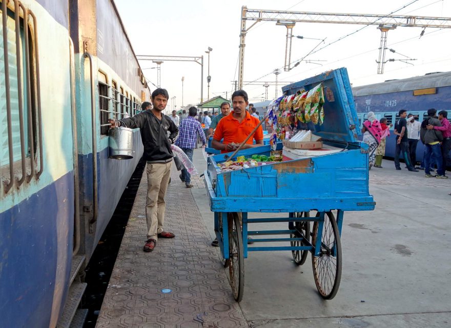 Prodejci občerstvení ve vlakových nádražích v Indii