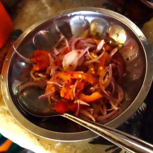 Srílanský pikantní salát z červené cibule