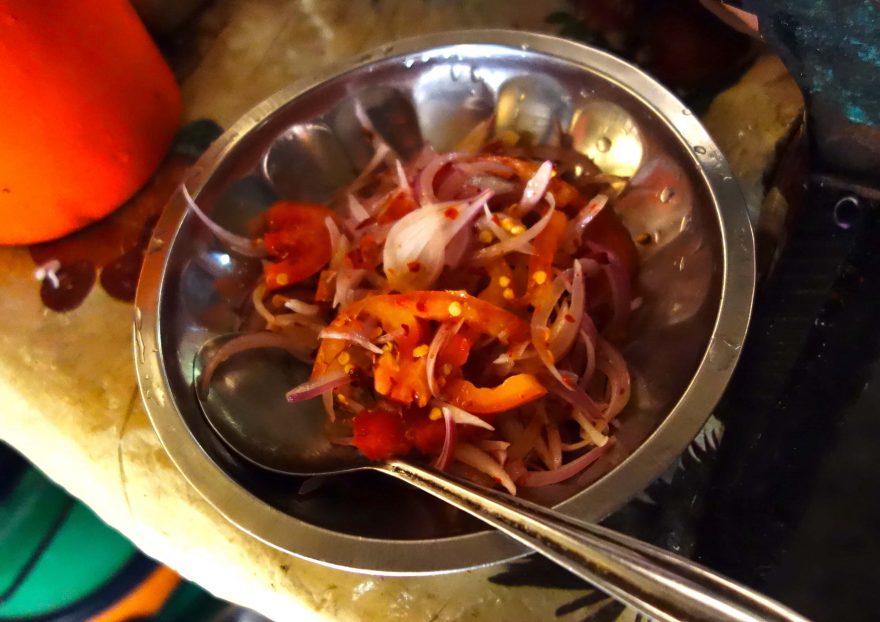 Srílanský pikantní salát z červené cibule