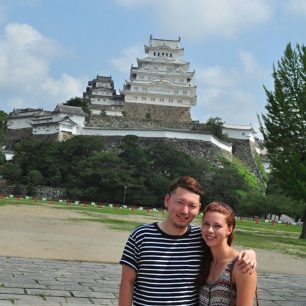 Ve svém volném čase Pavla ráda prozkoumává  Japonsko - na fotce se svým manželem před hradem Himedži, Japonsko