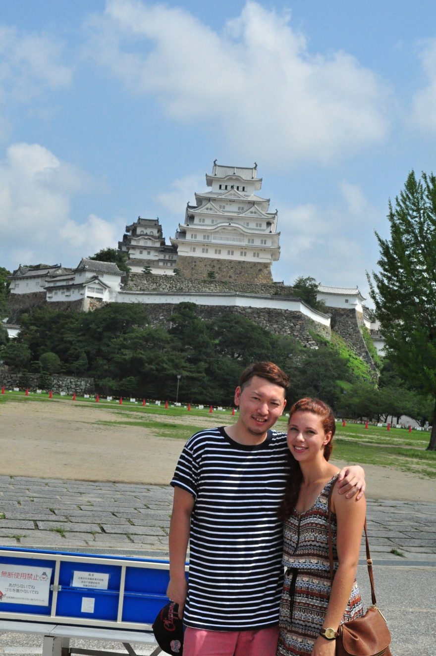 Ve svém volném čase Pavla ráda prozkoumává  Japonsko - na fotce se svým manželem před hradem Himedži, Japonsko