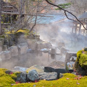 Tradiční venkovní lázně onsen, Japonsko