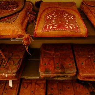 Korány v knihovně v Toubě, zabalené v tradiční kůži 