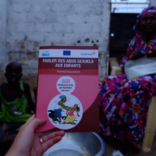 Místní lidé i cizinci se snaží šířit osvětu o správném zacházení se ženami a jejich ochraně