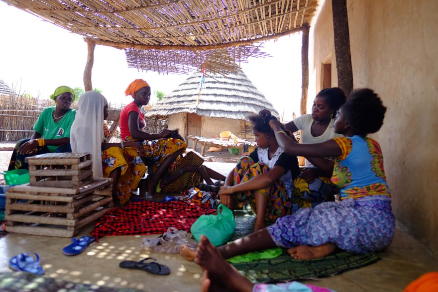 Místní ženy tráví volný čas zaplétáním vlasů 