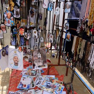 Posvátné amulety jsou dostání téměř všude. Ochrání nositele před zlými duchy, i kulkou