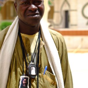 Příznivec Baye Fall, ověšený amulety