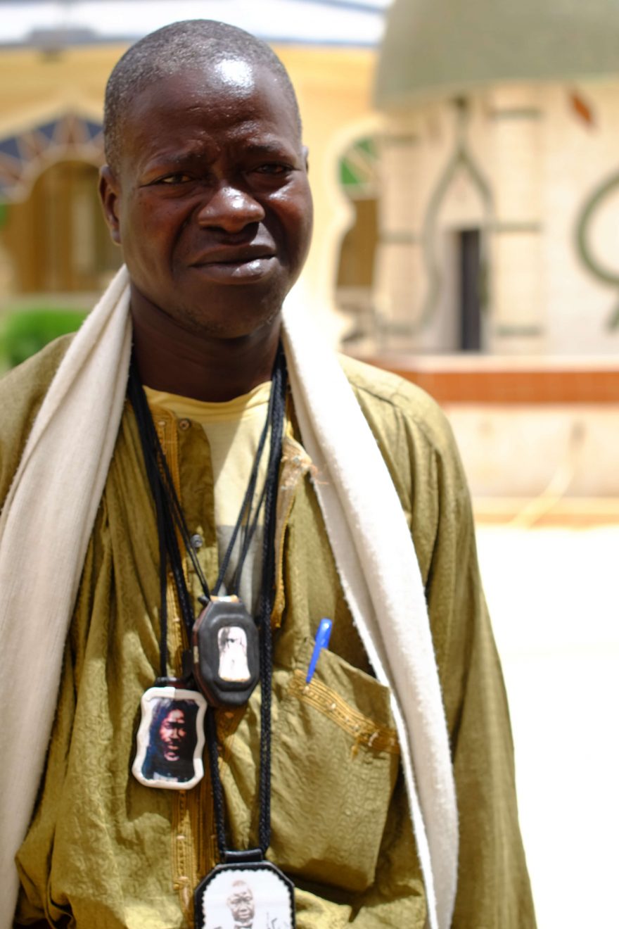 Příznivec Baye Fall, ověšený amulety