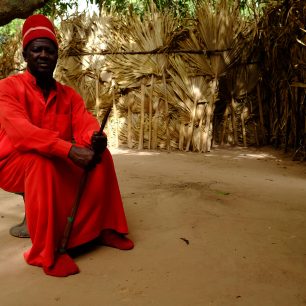 Sibiloumbaye z Oussouye má jako jediný ve svém království právo nosit červenou barvu