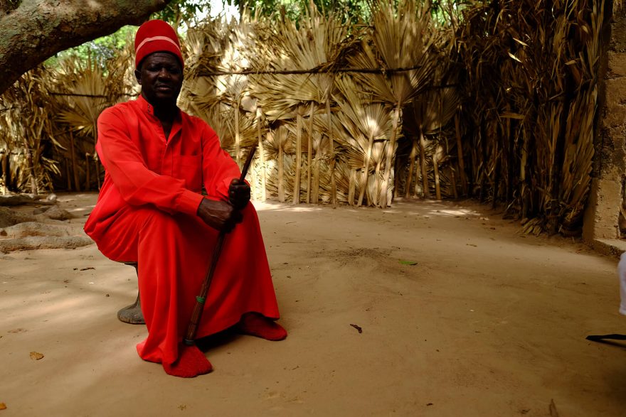 Sibiloumbaye z Oussouye má jako jediný ve svém království právo nosit červenou barvu