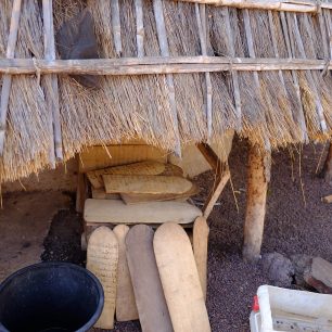 V koranické škole se děti učí psát svatý text na omývatelné dřevěné tabulky