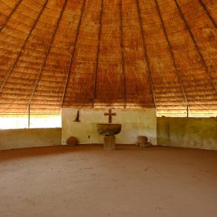 Vnitřek chýšového kostela 