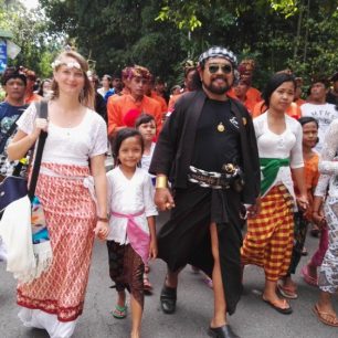 V doprovodu dětí, Bali, Indonésie