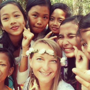 S místními děvčaty, Bali, Indonésie