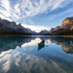 Jen vy a krásná příroda okolo vás (Maligne Lake), Alberta, Kanada