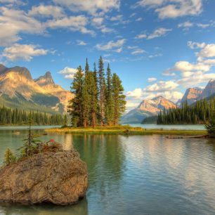 Miligne Lake a jeho Spirit Island, Alberta, Kanada