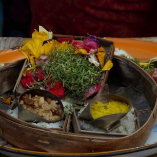 Košíčky s obětinami zvané canang sari, Bali, Indonésie